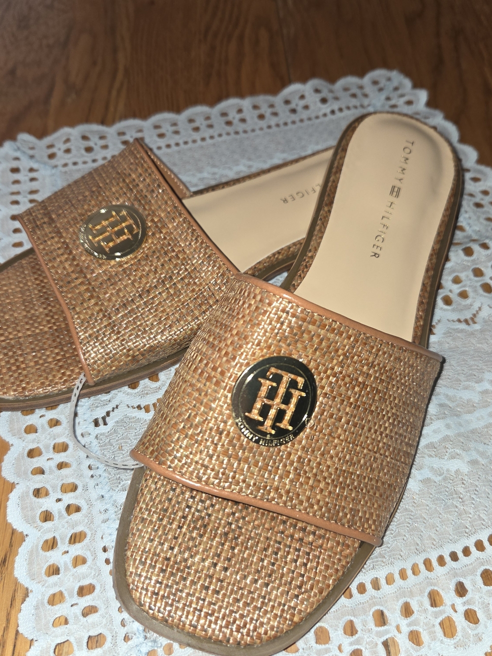New. Tommy Hilfiger Woven Tan Slide Mules with Gold Logo Size 8.5. NNCP